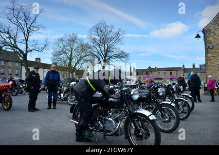 All'aperto socializzando Masham Yorkshire Inghilterra UK Foto Stock
