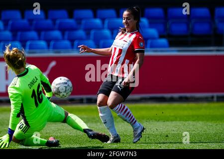 Eindhoven, Paesi Bassi. 25 Apr 2021. EINDHOVEN, PAESI BASSI - APRILE 25: Naomi Pattiwael di PSV spara per segnare i suoi lati primo goal passato portiere Claire Dinkla di Ajax durante la partita femminile di Eredivisie tra PSV e Ajax al PSV Campus De Herdgang il 25 aprile 2021 a Eindhoven, Paesi Bassi (Foto di Geert van Erven/Orange Pictures) Credit: Orange Pics BV/Alamy Live News Foto Stock