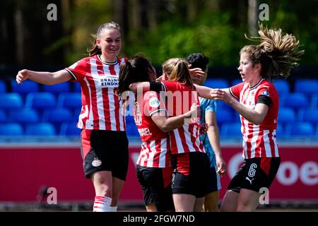 Eindhoven, Paesi Bassi. 25 Apr 2021. EINDHOVEN, PAESI BASSI - 25 APRILE: Naomi Pattiwael di PSV festeggia con i suoi compagni di squadra dopo aver segnato il suo primo gol ai lati durante la partita femminile di Eredivisie tra PSV e Ajax al PSV Campus De Herdgang il 25 aprile 2021 a Eindhoven, Paesi Bassi (Foto di Geert van Erven/Orange Pictures) Credit: Orange Pics BV/Alamy Live News Foto Stock