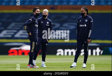 Pablo Hernandez di Leeds United (a sinistra), Ezgjan Alioski (centro) e Helder Costa prima della partita della Premier League a Elland Road, Leeds. Data immagine: Domenica 25 aprile 2021. Foto Stock