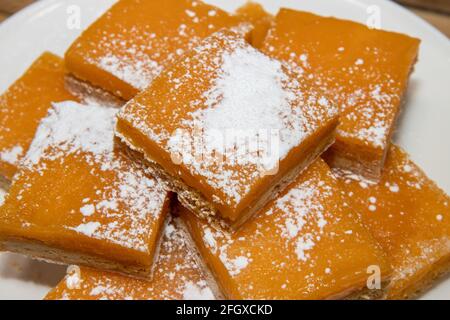 Un mucchio di deliziose piazze di limone, dolci fatti in casa Foto Stock