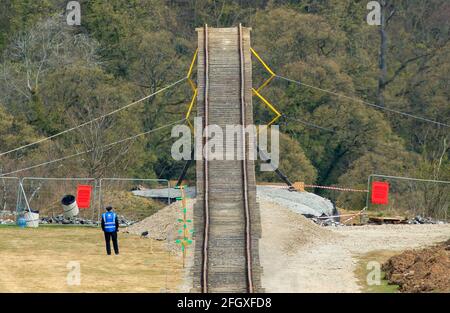 Una pista ferroviaria in una cava vicino a Stoney Middleton nel Derbyshire, che è stato segnalato come un luogo per l'ultimo film Mission: Impossible. Missione: Stella impossibile Tom Cruise ha riempito scene d'azione in cima a una locomotiva a vapore mock in movimento nei North York Moors negli ultimi giorni. Data immagine: Domenica 25 aprile 2021. Foto Stock