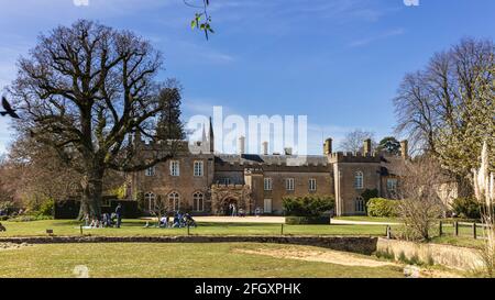 Cotswold Wildlife Park, Manor House progettata da William Atkinson e costruita da Richard Pace di Lechlade, in un elegante stile gotico georgiano Foto Stock