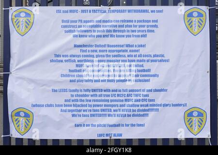 Leeds, Regno Unito. 25 Apr 2021. Leeds United firma protestando contro la Super League europea in vista della partita della Premier League tra Leeds United e Manchester United al di fuori di Elland Road, Leeds, Regno Unito. Credit: SPP Sport Press Photo. /Alamy Live News Foto Stock