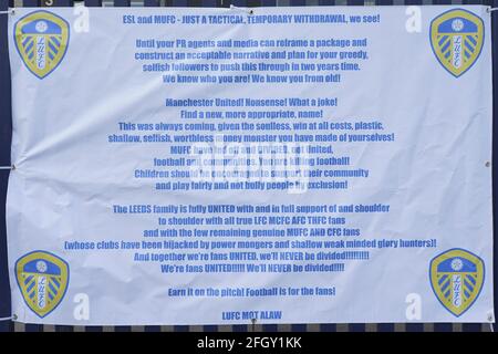 Leeds, Regno Unito. 25 Apr 2021. Leeds United firma protestando contro la Super League europea in vista della partita della Premier League tra Leeds United e Manchester United al di fuori di Elland Road, Leeds, Regno Unito. Credit: SPP Sport Press Photo. /Alamy Live News Foto Stock