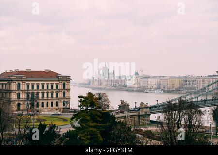 Splendida vista del parlamento, avvolto in foschia, di luce naturale a Budapest Foto Stock