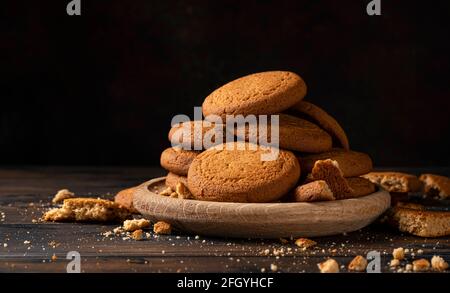 Biscotti di farinata d'avena su un tavolo di legno con spazio per la copia Foto Stock