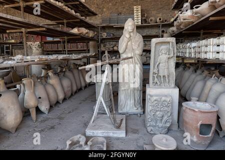Antichi reperti archeologici romani a Mensa Ponderaria a Pompei, Italia Foto Stock