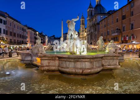 Fontana del Nettuno (1574) su Piazza Navona di notte, piazza della città di Roma, Italia Foto Stock