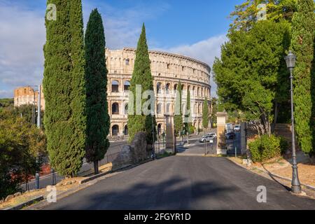 Colosseo dal Parco del Colle Oppio sul Colle Oppiano nella città di Roma, Italia Foto Stock