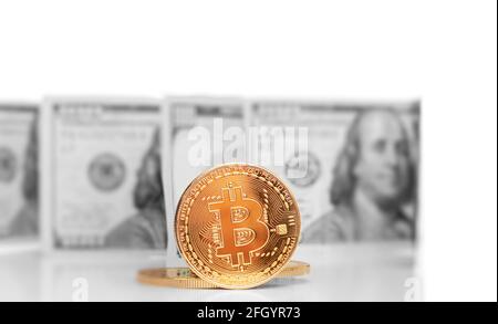 Moneta di Bitcoin sullo sfondo delle fatture del dollaro. Foto Stock