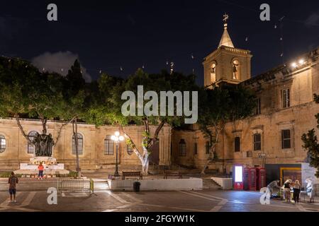 Grande Piazza d'assedio di notte accanto alla Cattedrale di San Giovanni nella città di la Valletta, Malta Foto Stock