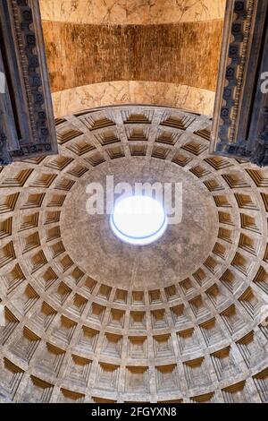 Italia, Roma, la cupola del Pantheon con oculus, l'antico tempio romano e il soffitto interno della chiesa Foto Stock