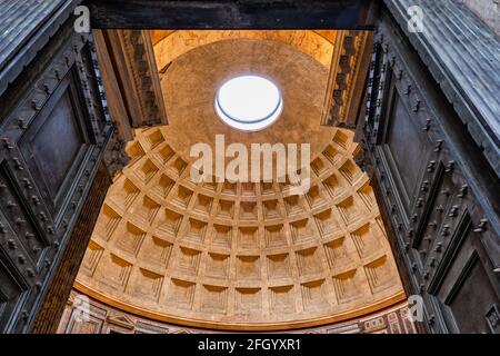 Italia, Roma, porte aperte all'interno del Pantheon, cupola con oculo in antico tempio romano e chiesa Foto Stock