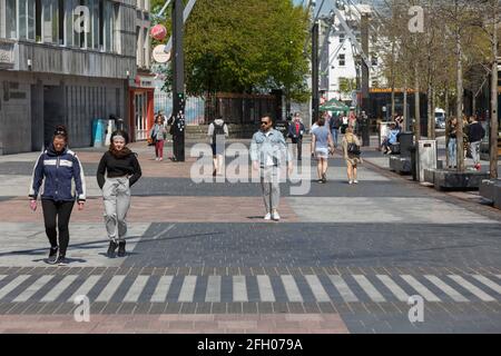 Cork, Irlanda. 25 Apr 2021. Gli amanti dello shopping apprezzeranno Sunshine, Cork, Irlanda. Un certo numero di acquirenti ha preso in città questo pomeriggio per godersi il tempo soleggiato. Molti potrebbero essere visti fare la fila fuori dai molti ristoranti e cafe' da portare via in tutta la citta'. Credit: Damian Coleman/Alamy Live News Foto Stock