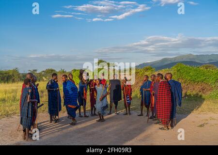 NGORONGORO, TANZANIA - 15 febbraio 2020: Gruppo di guerriero massai che partecipano a una danza tradizionale con salti alti, fuoco selezionato Foto Stock