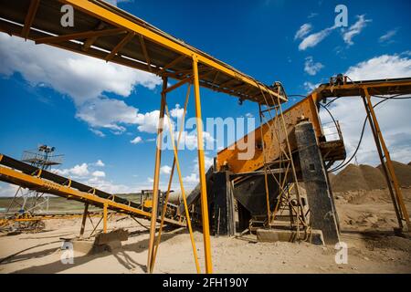 Assemblaggio dell'impianto di frantumazione delle rocce. Macchina per la separazione di ghiaia che utilizza per la triturazione di minerali d'oro. Regione di Almaty, Kazakistan. Foto Stock