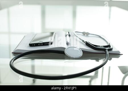 Stetoscopio a penna diaria su tavolo di vetro Foto Stock