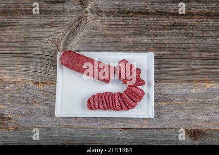 Salame bulgaro tradizionale semi-essiccato, appiattito, unico chiamato Lukanka Foto Stock