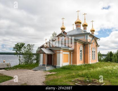 Chiesa di tutti i Santi sulle rive del Vazhozero. Monastero di Vazheozersky Spaso-Preobrazhensky, Carelia, Russia Foto Stock