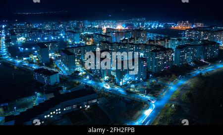 Vista aerea di un quartiere moderno e accogliente luce fredda notturna illuminata Foto Stock