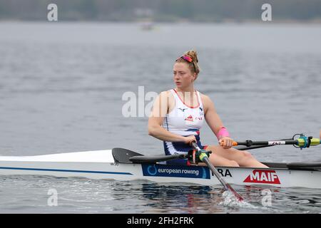 Violaine Aernoudts di Francia compete negli scafi quadrupla delle donne Repechage 1 il giorno 2 ai Campionati europei di canottaggio Sul Lago di Varese su Apri Foto Stock