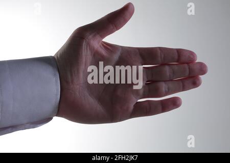 Palmo di un uomo in una camicia bianca su un sfondo bianco Foto Stock