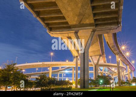 La luce dalla zona del parco sotto Bhumibol Bridge. Foto Stock