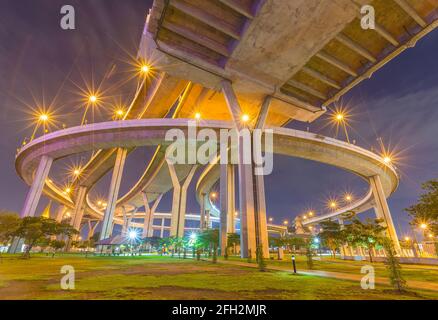 La luce dalla zona del parco sotto Bhumibol Bridge. Foto Stock