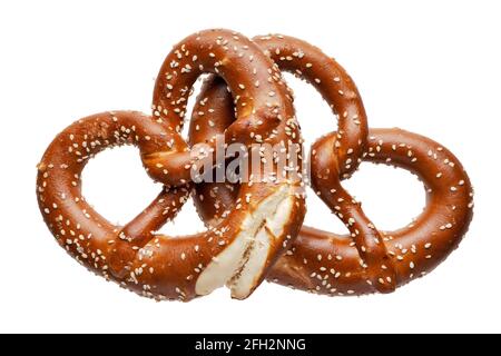 Oggetti isolati: Due tradizionali pretzel fatti in casa, con semi di sesamo, su sfondo bianco Foto Stock