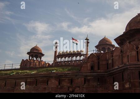 La bandiera indiana sorvola il Forte Rosso nel settore della vecchia Delhi di Nuova Delhi in India. Foto Stock