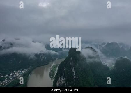 Guilin. 21 Maggio 2020. La foto aerea scattata il 21 maggio 2020 mostra una vista del fiume Lijiang nella contea di Yangshuo, regione autonoma di Guangxi Zhuang nella Cina meridionale. IN SEGUITO: 'China Focus: Pittoreschi specchi fluviali del progresso ecologico della Cina' Credit: CaO Yiming/Xinhua/Alamy Live News Foto Stock