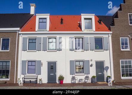 Casa bianca con persiane grigie a Blauwestad, Paesi Bassi Foto Stock
