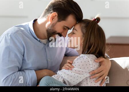 Amore giovane padre e figlia teen abbracciare Foto Stock