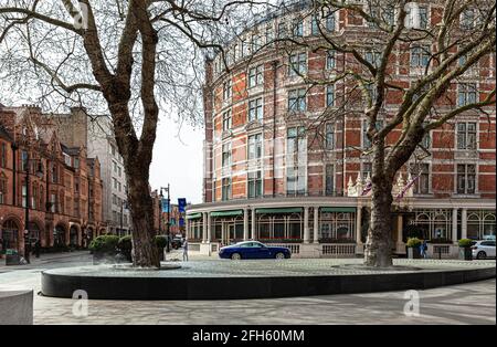 Silence, installazione di acqua da Tadao Ando, The Connaught Hotel, Carlos Place, Mayfair, Londra, Inghilterra, Regno Unito. Foto Stock