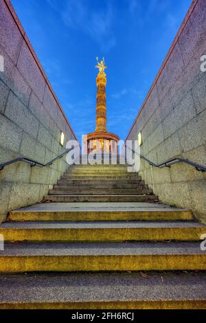 La colonna della Vittoria a Berlino di notte vista da un sottopassaggio Foto Stock