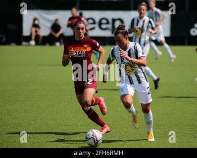 Arianna Caruso (Juventus Women) e Agnese Bonfantini (Roma Women) durante la Coppa Italia, la semifinale, la seconda tappa tra Juventus FC e AS Roma il 25 aprile 2021 al Juventus Training Center di Vinovo - Foto Nderim Kaceli / DPPI / LiveMedia Foto Stock
