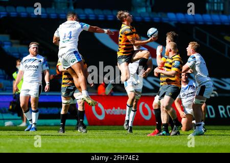 25 aprile 2021; Ricoh Arena, Coventry, West Midlands, Inghilterra; Inglese Premiership Rugby, Wasps contro Bath Rugby; Josh Bassett di Wasps prende una palla aerea Foto Stock