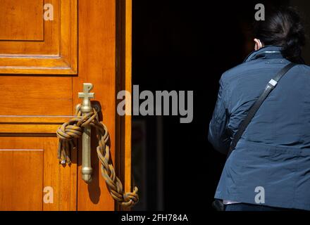 Monaco, Germania. 25 Apr 2021. Una donna entra nella Civic Hall Church in centro. Credit: Sven Hoppe/dpa/Alamy Live News Foto Stock