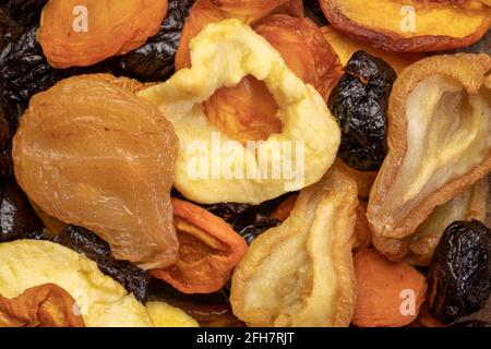 misto frutta secca sfondo - mela, pera, albicocca, pesca e prugne, vista dall'alto Foto Stock