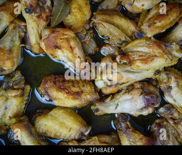 Ali di pollo all'aglio (Pollo al ajillo). Piatto di tapas spagnolo. Primo piano e vista dall'alto Foto Stock