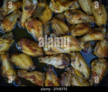 Ali di pollo all'aglio (Pollo al ajillo). Piatto di tapas spagnolo. Primo piano e vista dall'alto Foto Stock