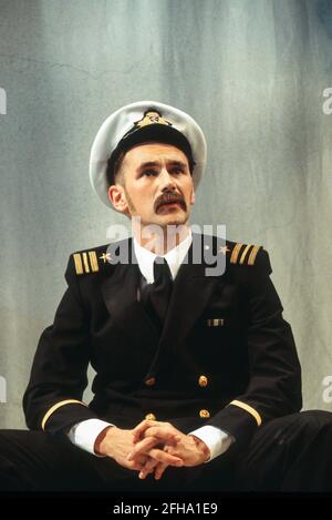 Mark Rylance (Benedick) in MUCH ADO ABOUT NOTHING di Shakespeare al Queen's Theatre, Londra W1 06/07/1993 design: Neil Warmington illuminazione: Rick Fisher regista: Matthew Warchus Foto Stock