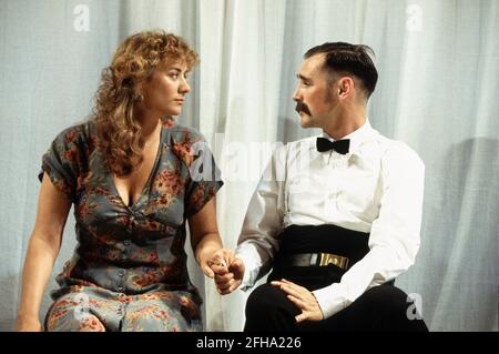 Janet McTeer (Beatrice), Mark Rylance (Benedick) in MUCH ADO ABOUT NOTHING di Shakespeare al Queen's Theatre, Londra W1 06/07/1993 design: Neil Warmington illuminazione: Rick Fisher regista: Matthew Warchus Foto Stock