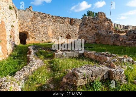 Vista della parte interna, seaward, castello di Alanya castello in Alanya, Antalya, Turchia il 3 aprile 2021. Il castello di Alanya è un castello medievale. Foto Stock