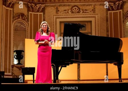 Malaga, Spagna. 23 Apr 2021. La pianista Paula Coronas in scena durante il concerto dei "Femmes D'Espagne" presso la sala concerti Maria Cristina di Malaga. Credit: SOPA Images Limited/Alamy Live News Foto Stock