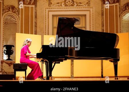 Malaga, Spagna. 23 Apr 2021. La pianista Paula Corona si esibisce sul palco durante il concerto 'Femmes D'Espagne' presso la Sala Concerti Maria Cristina di Malaga. Credit: SOPA Images Limited/Alamy Live News Foto Stock