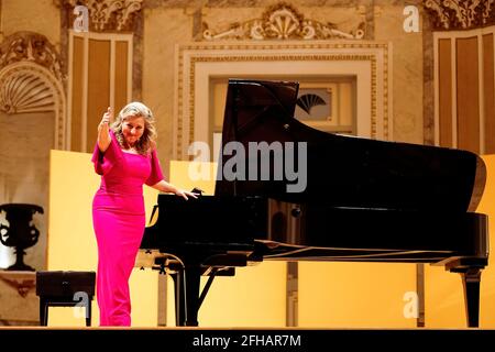 Malaga, Spagna. 23 Apr 2021. La pianista Paula Coronas in scena durante il concerto dei "Femmes D'Espagne" presso la sala concerti Maria Cristina di Malaga. Credit: SOPA Images Limited/Alamy Live News Foto Stock