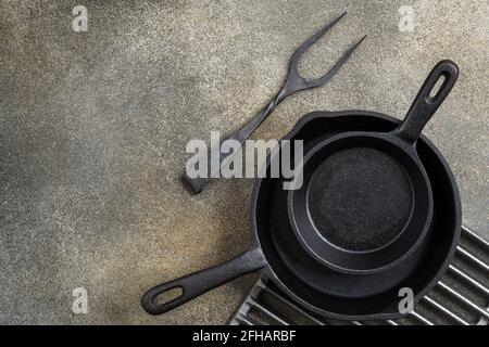 Due padelle in ghisa e forchetta con spazio per la copia Foto Stock