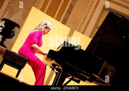 Malaga, Spagna. 23 Apr 2021. La pianista Paula Corona si esibisce sul palco durante il concerto 'Femmes D'Espagne' presso la Sala Concerti Maria Cristina di Malaga. Credit: SOPA Images Limited/Alamy Live News Foto Stock